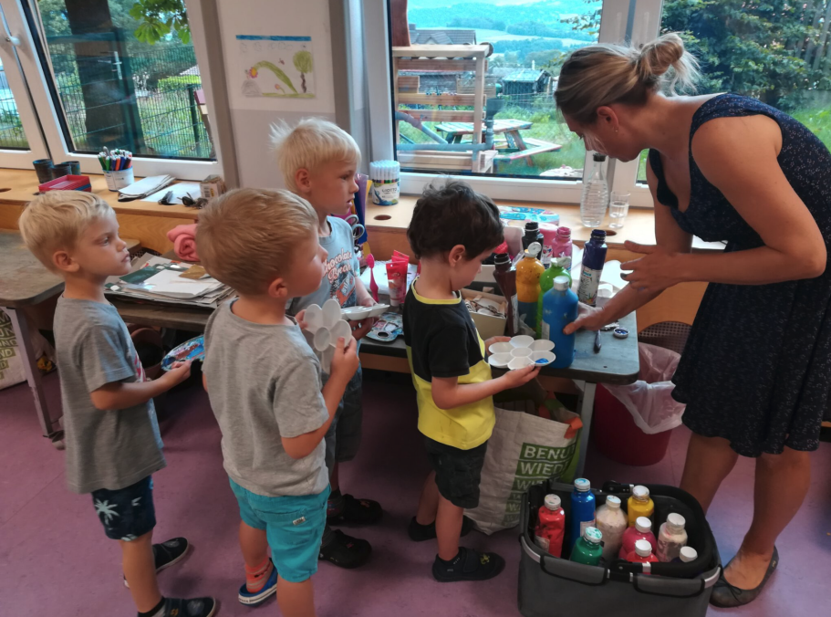 Olesya Haas mit den Kindergartenkindern Olesya Haas mit den Kindergartenkindern