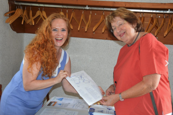 Kuratorin Dr. Sylvia E. Kernke (links)